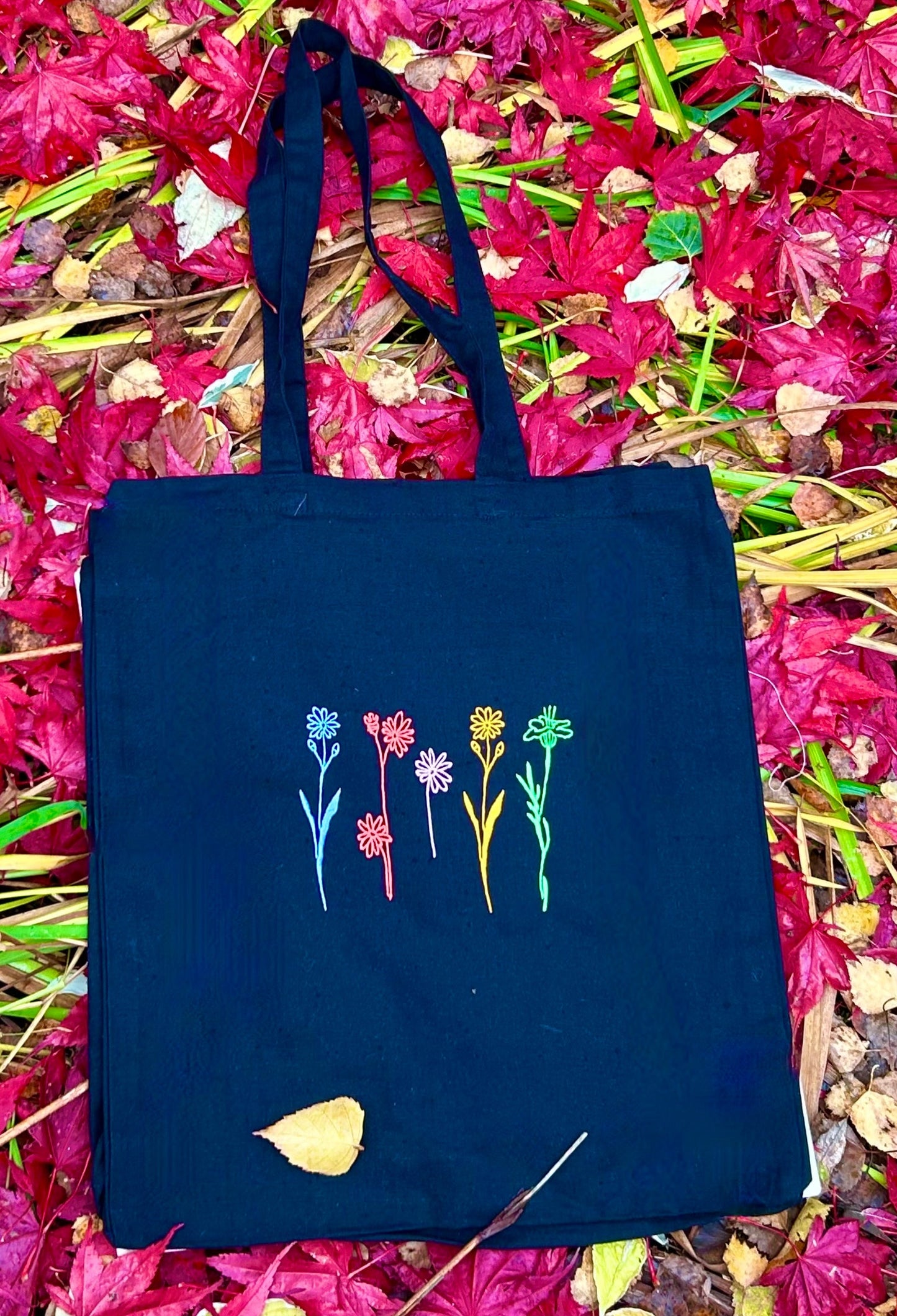 Embroidered Flower Tote Bag 🌷